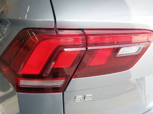 Used 2022 Volkswagen Tiguan SE image 43