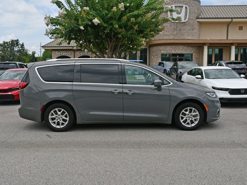 Used 2021 Chrysler Pacifica Touring-L FWD image 5