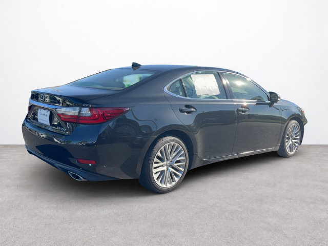 Used 2017 Lexus ES 350 w/ Ultra Luxury Package FWD image 5