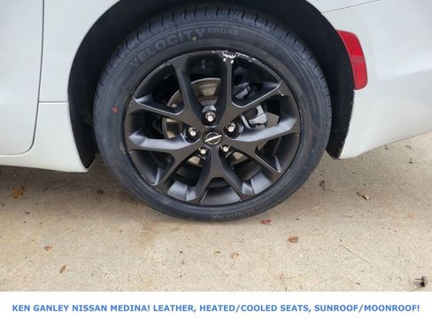 Used 2025 Chrysler Pacifica Limited image 20