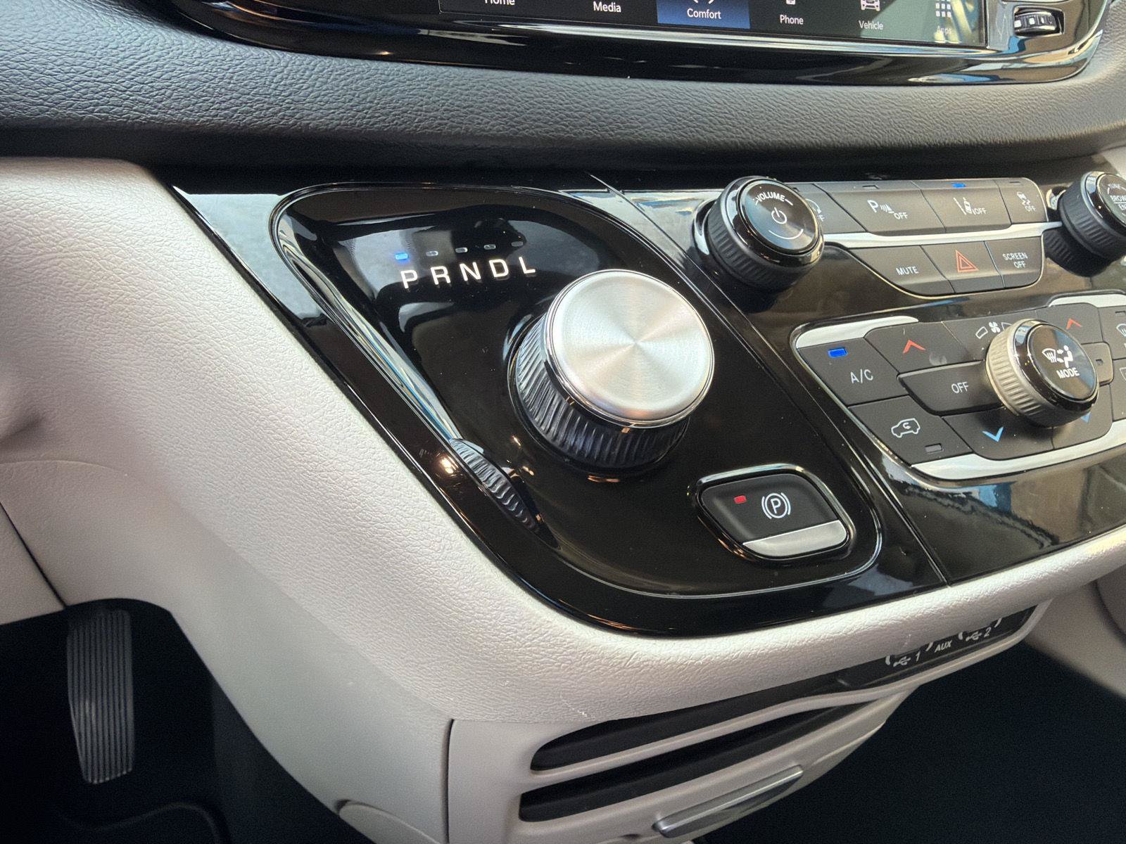 Used 2023 Chrysler Pacifica Touring-L FWD image 29