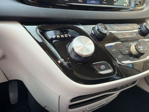 Used 2023 Chrysler Pacifica Touring-L FWD image 29