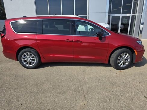 New 2026 Chrysler Pacifica Select image 2