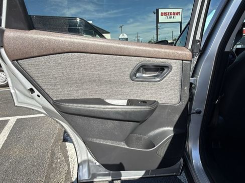 Used 2022 Nissan Rogue SV AWD/4WD image 11