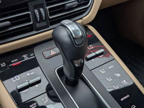 Certified 2024 Porsche Macan AWD/4WD image 20