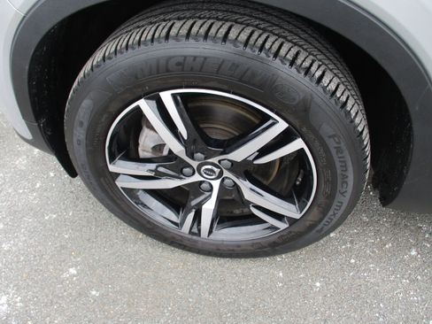 Certified 2023 Volvo XC40 B5 Core w/ Convenience Package image 9