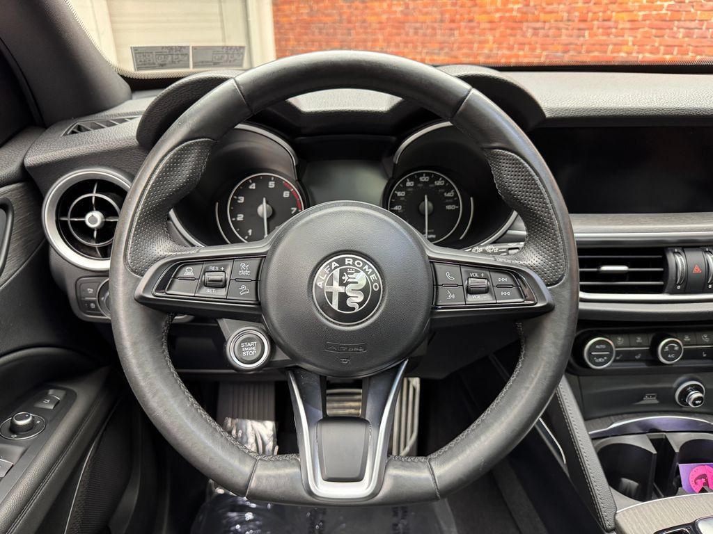 Used 2023 Alfa Romeo Stelvio Ti AWD/4WD image 14
