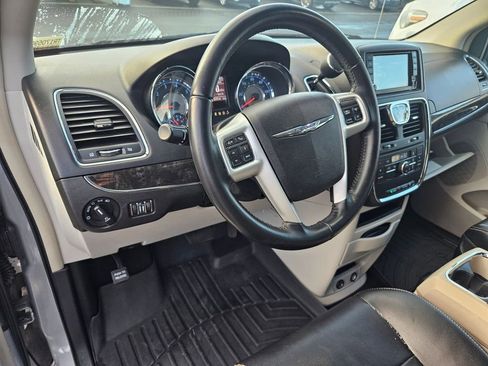 Used 2014 Chrysler Town & Country Touring image 13