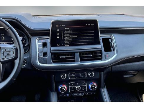 Used 2024 GMC Yukon XL AT4 w/ Technology Package AWD/4WD image 9