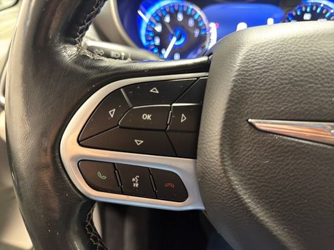Used 2021 Chrysler Pacifica Touring-L FWD image 12