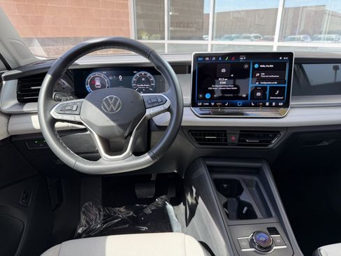 Used 2025 Volkswagen Tiguan SE w/ Panoramic Sunroof Package AWD/4WD image 16