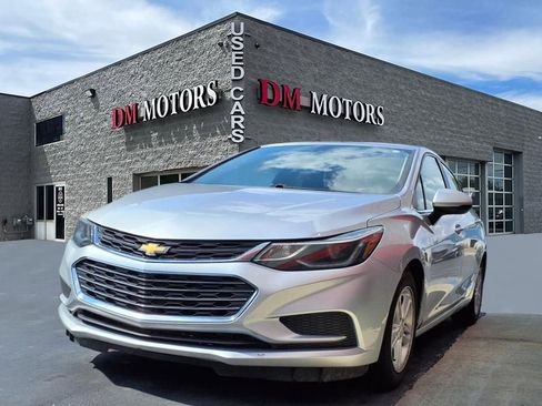 Used 2018 Chevrolet Cruze LT FWD image 1