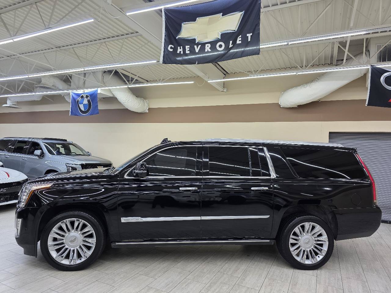 Used 2018 Cadillac Escalade ESV Platinum AWD/4WD image 10
