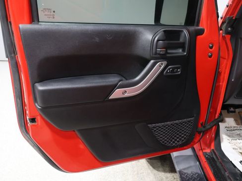 Used 2018 Jeep Wrangler Sahara w/ Connectivity Group image 13
