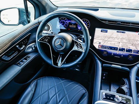 Used 2023 Mercedes-Benz EQS 580 4MATIC SUV image 14