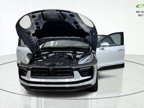 Used 2024 Porsche Macan AWD/4WD image 13