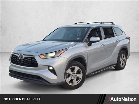 Used 2021 Toyota Highlander LE FWD image 1
