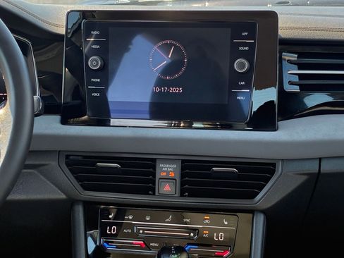 Used 2025 Volkswagen Jetta SE image 18