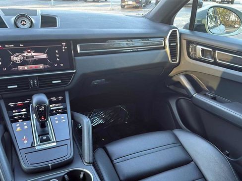 Used 2022 Porsche Cayenne S Platinum image 18