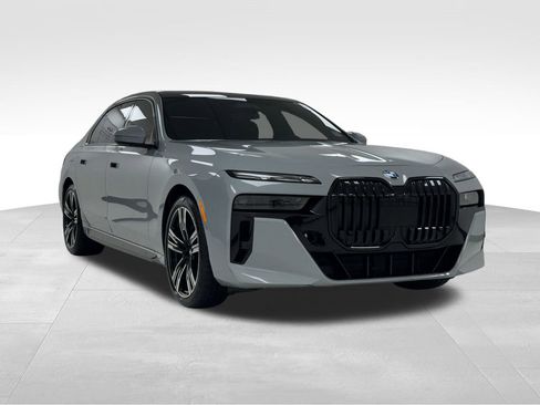 Used 2023 BMW 760i xDrive w/ Executive Package image 9