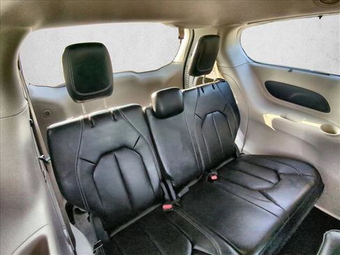 Used 2022 Chrysler Pacifica Touring-L FWD image 19