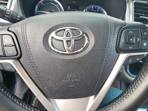 Used 2017 Toyota Highlander XLE AWD/4WD image 12