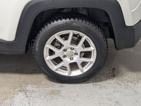 Used 2019 Jeep Renegade Latitude w/ Cold Weather Group AWD/4WD image 25