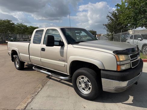 Used 2006 Chevrolet Silverado 2500 LT w/ Skid Plate Package image 4