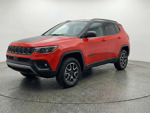 Used 2025 Jeep Compass Trailhawk image 3
