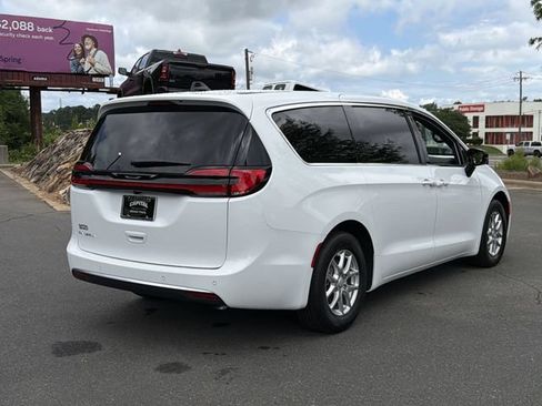 New 2027 Chrysler Pacifica Select FWD image 11