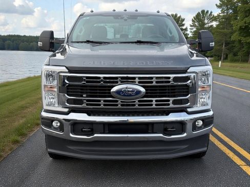 Used 2025 Ford F350 XLT image 2