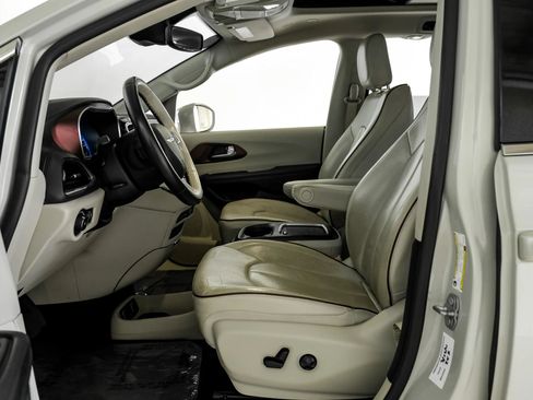 Used 2020 Chrysler Pacifica Limited w/ Advanced Safetytec Group FWD image 3