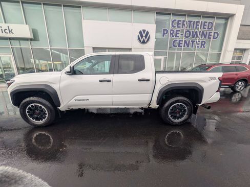 Certified 2024 Toyota Tacoma TRD Off-Road AWD/4WD image 4