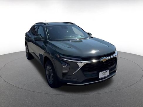 Used 2025 Chevrolet Trax LT FWD image 3