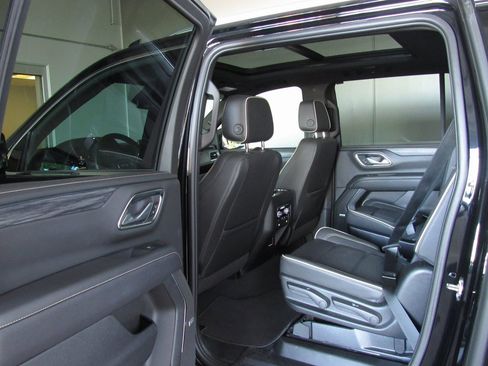 Used 2024 GMC Yukon XL SLT w/ SLT Luxury Package image 14