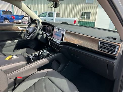 Used 2024 Volkswagen Atlas SE AWD/4WD image 32