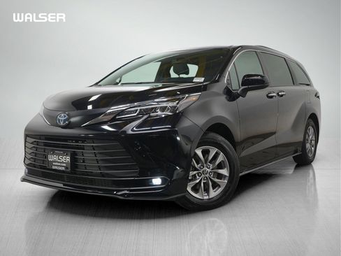 Used 2025 Toyota Sienna XLE image 1