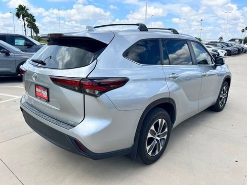 Certified 2024 Toyota Highlander XLE FWD image 8