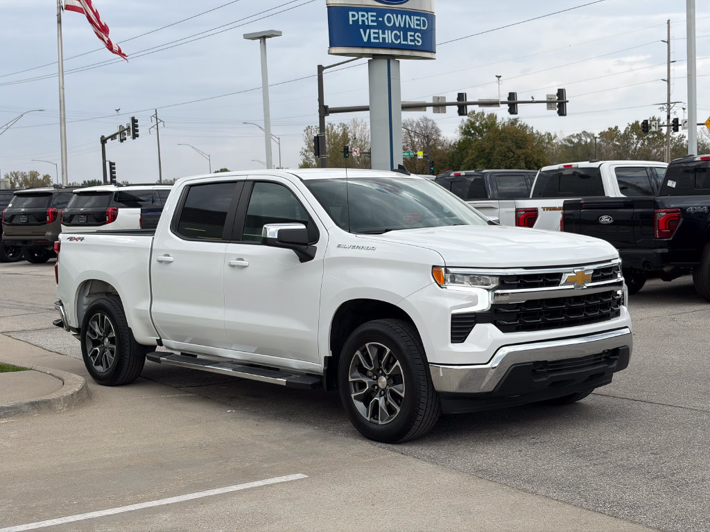 Used 2024 Chevrolet Silverado 1500 LT w/ Leather Package AWD/4WD image 7