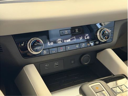 Used 2025 Mitsubishi Outlander 4WD Plug-In Hybrid image 13