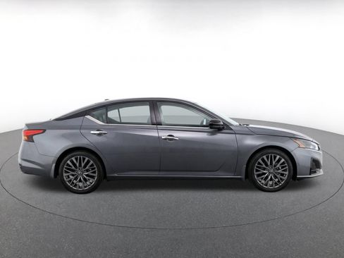 Used 2025 Nissan Altima 2.5 SV FWD image 10