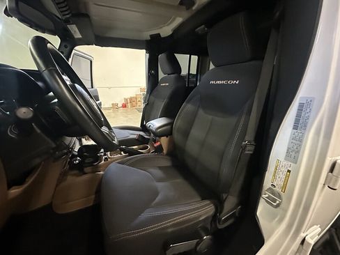 Used 2015 Jeep Wrangler Unlimited Rubicon w/ Connectivity Group AWD/4WD image 27