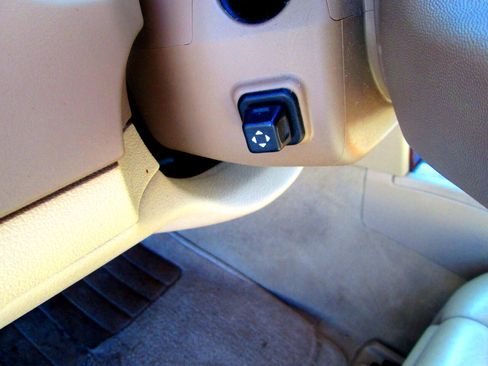 Used 2006 Cadillac STS 4dr Sdn V8 w/ Preferred Equipment Group image 12