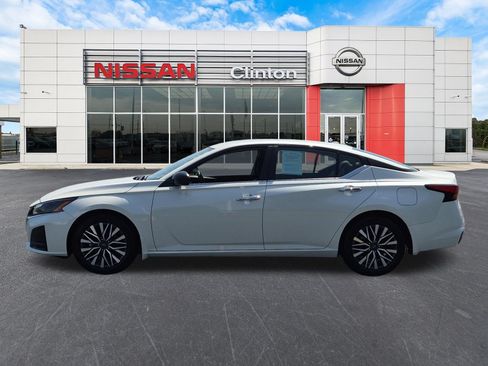 Used 2025 Nissan Altima 2.5 SV FWD image 6