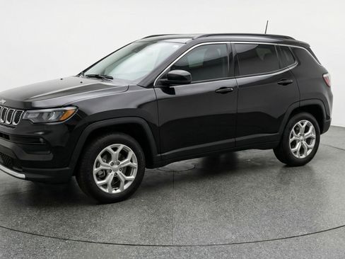 Used 2025 Jeep Compass Latitude image 3