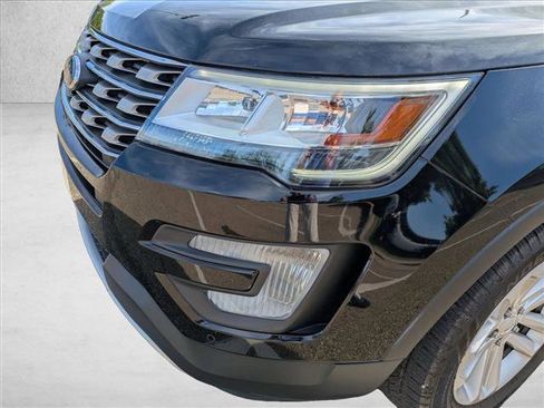 Used 2017 Ford Explorer XLT w/ Equipment Group 202A FWD image 9