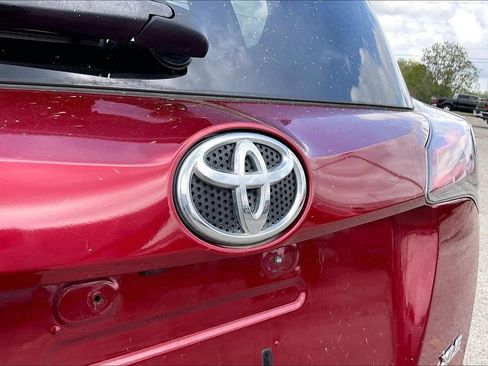 Used 2018 Toyota RAV4 XLE w/ Plus Extra Value Package image 26