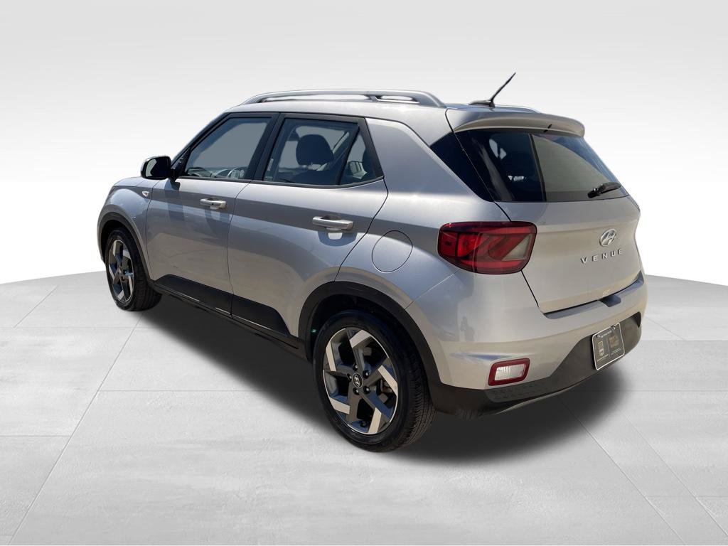 Used 2025 Hyundai Venue SEL FWD image 7