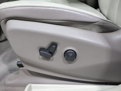 Used 2018 Chrysler Pacifica Touring-L Plus FWD image 12