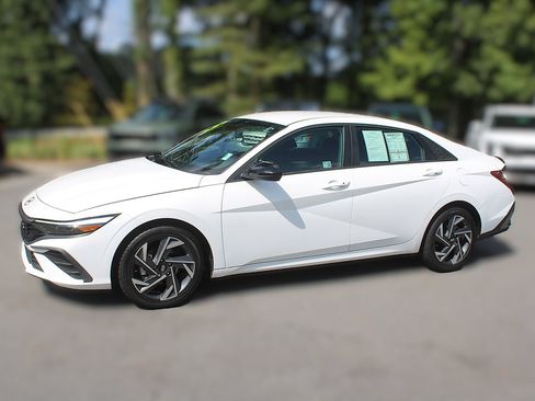 Used 2025 Hyundai Elantra Sport FWD image 4